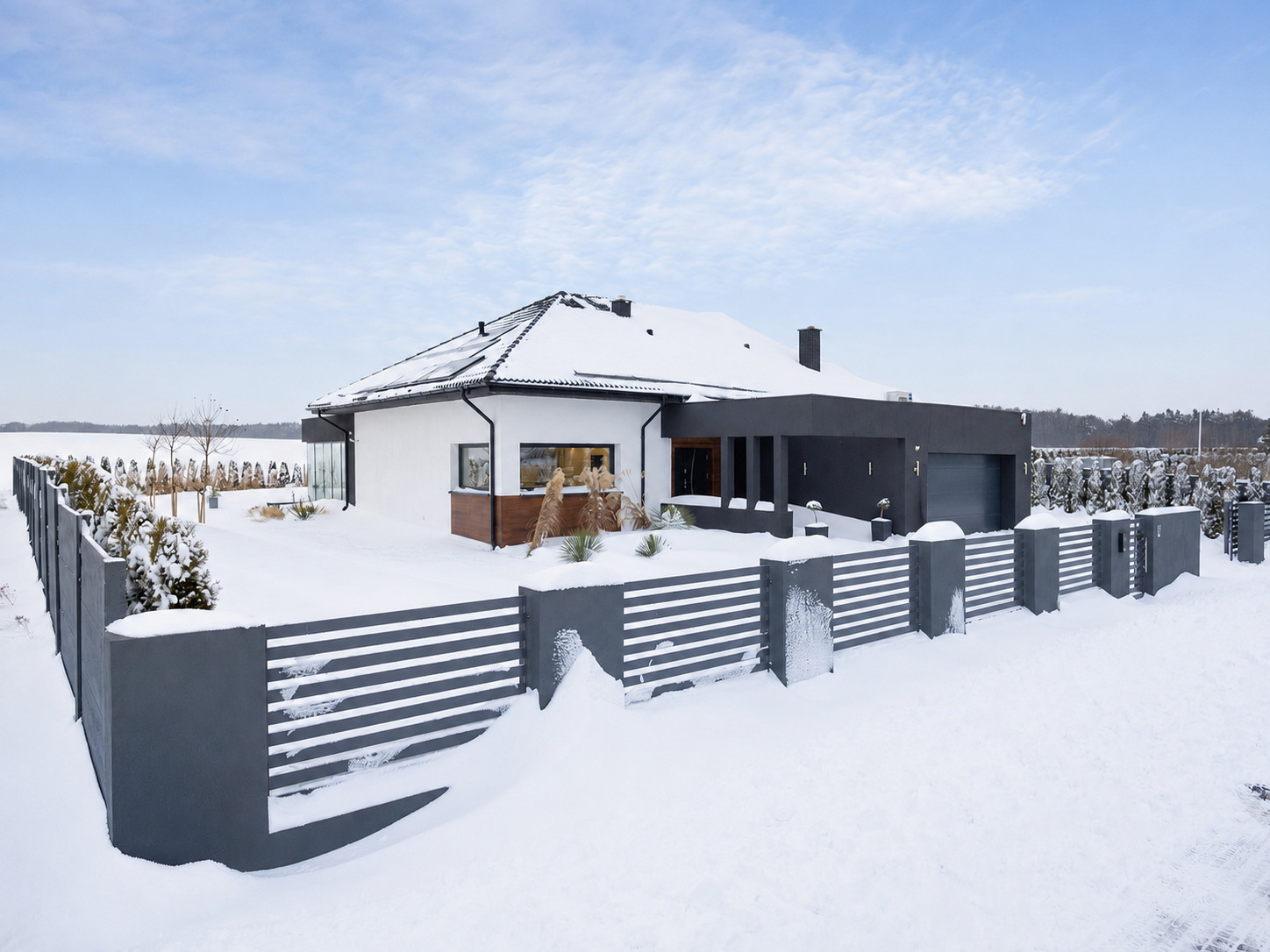 Dom pod Słupskiem, widok zewnętrzny zimą