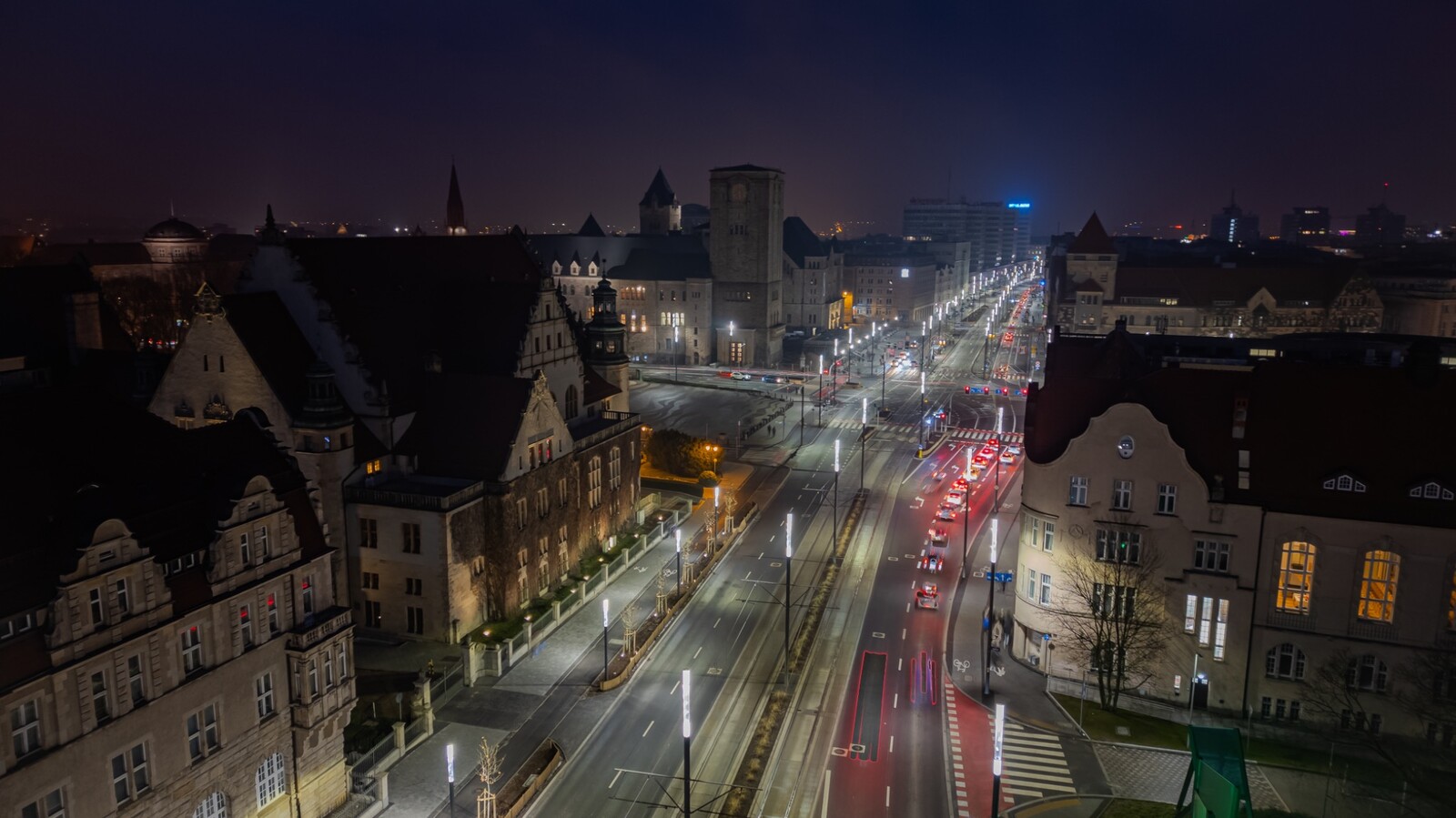 Nocne ujęcie miasta z drona z ruchem ulicznym