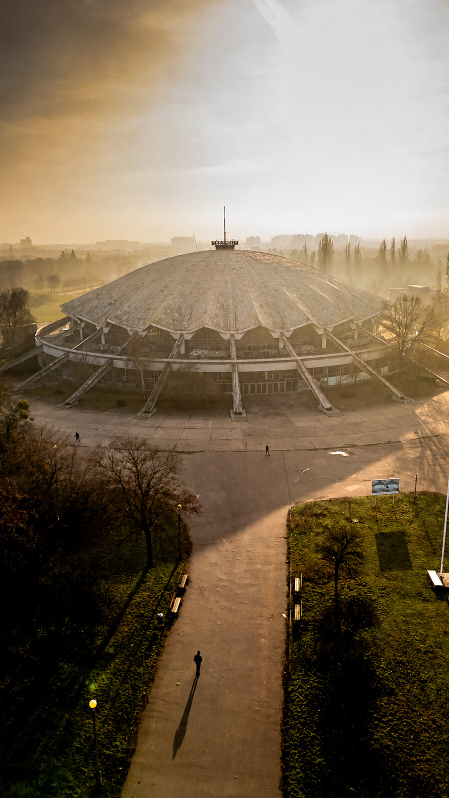 Arena widziana z drona w złotej godzinie